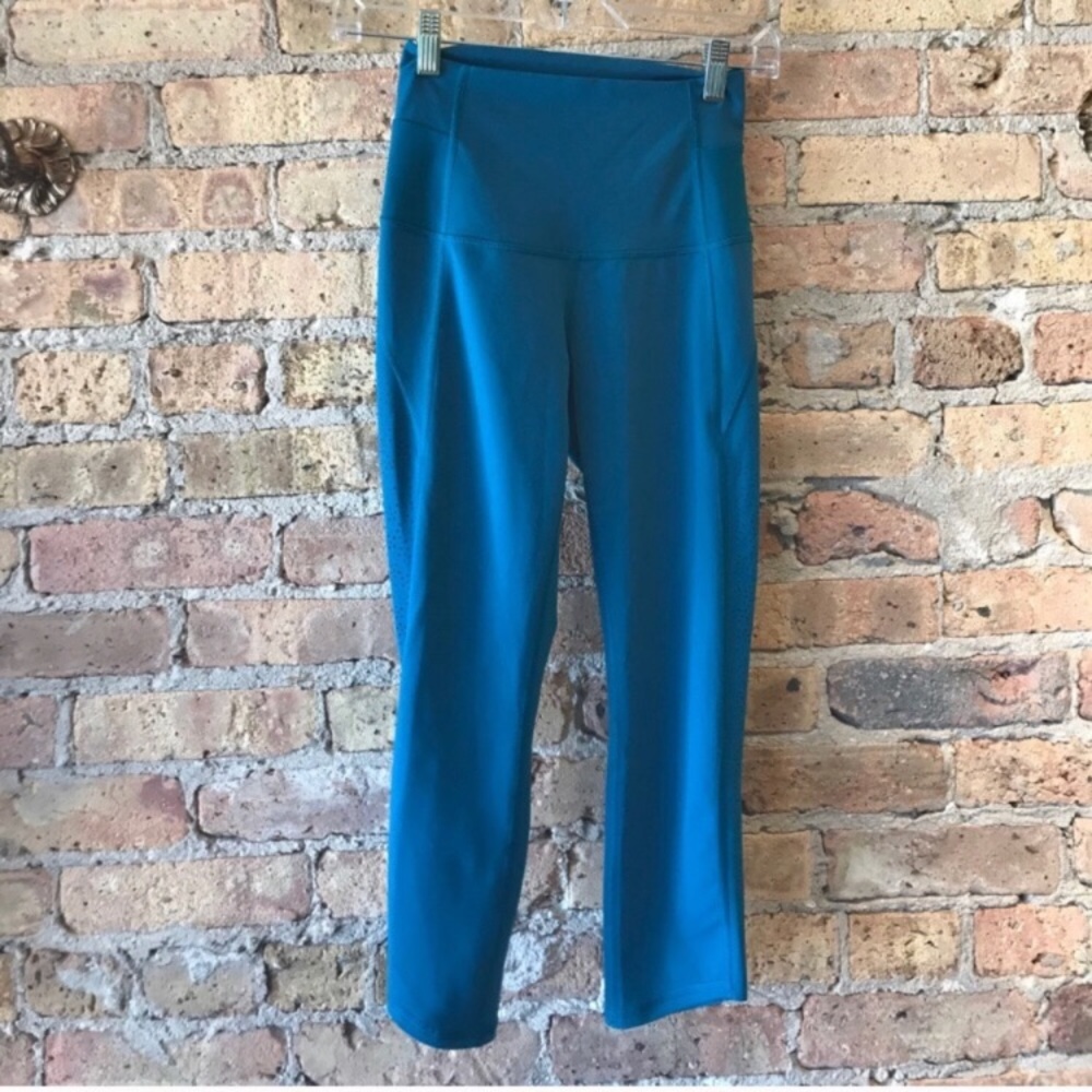 Traded Beyond boundaries crop lululemon